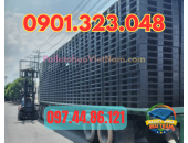Pallet nhựa lót sàn mùa mưa