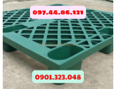 Vì sao cần dùng pallet nhựa để kê hàng trong mùa mưa