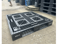 Pallet Nhựa 1050x1050x140mm Mặt Lưới Chân Dằng Đen