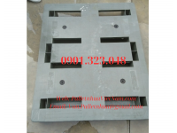 Pallet nhựa cũ xám khuyết